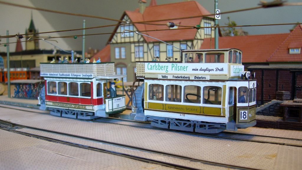 Das rechte Modell trägt die Kopenhagener Farbgebung